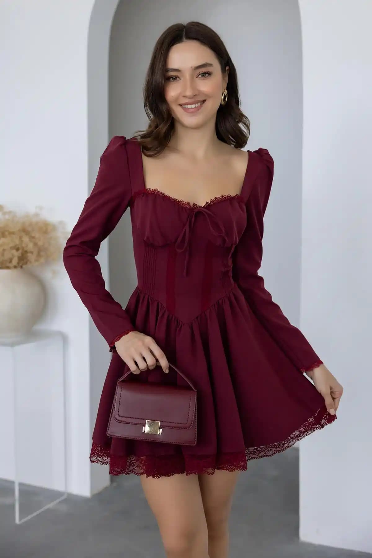 Uygun Fiyatlı ve Şık İş Elbiseleri Seçenekleriyle Profesyonel Görünüm