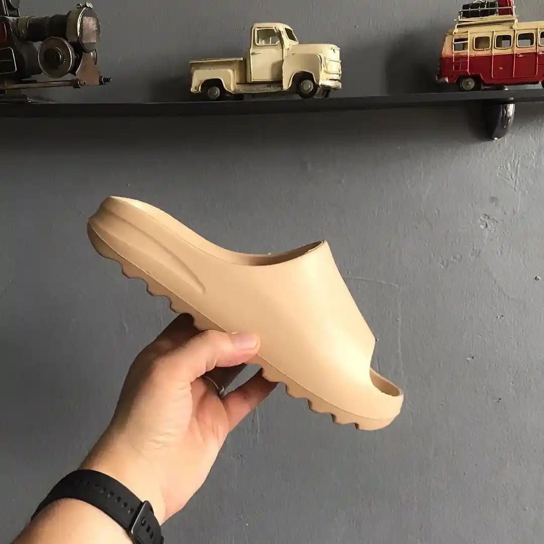 Yeezy ve adidas İş Birliğiyle Moda Dünyasında Yenilikçi Terlik Tasarımları