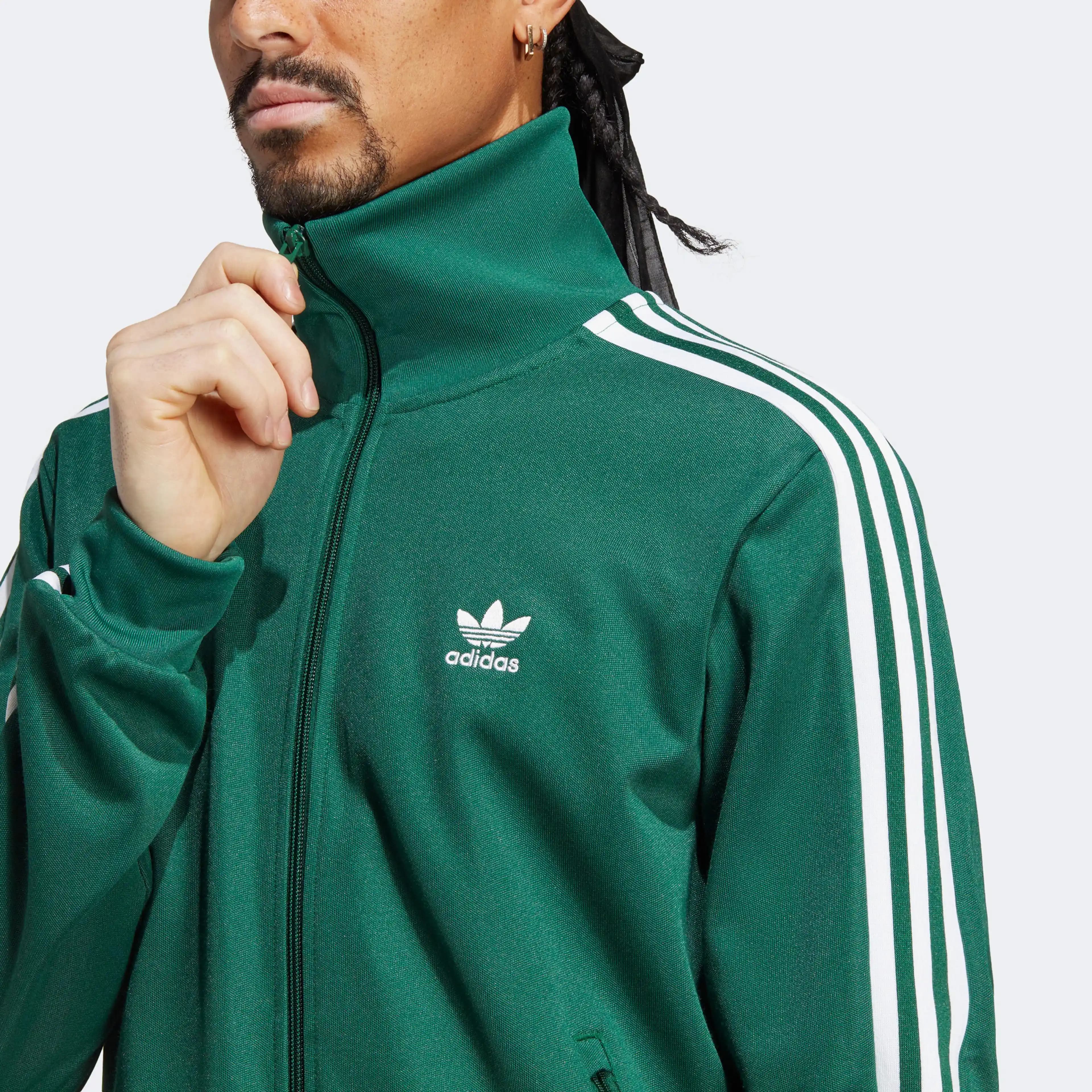 Yeşil Hırka Modada Popülerlik Kazanan Çok Yönlü Bir Giyim Parçası