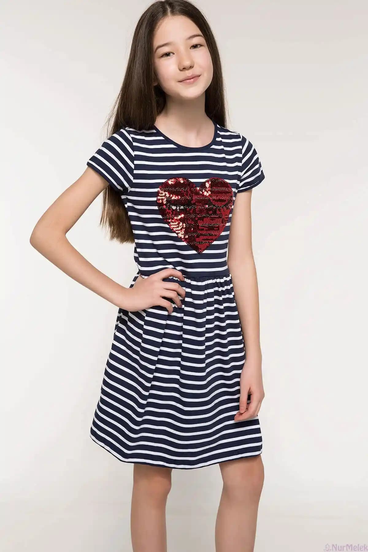 12 Yaş Kız Çocuk Elbiselerinde Mevsime Uygun Kumaş ve Şık Tasarım Seçenekleri