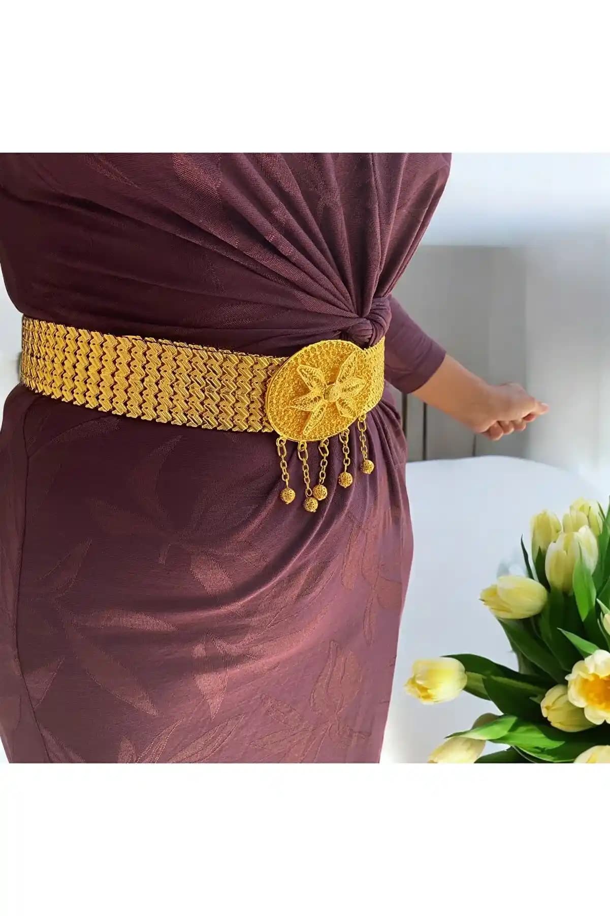 Altın Bel Kemeri: Moda Dünyasında Zarafet ve Şıklığın Parlak Aksesuarı