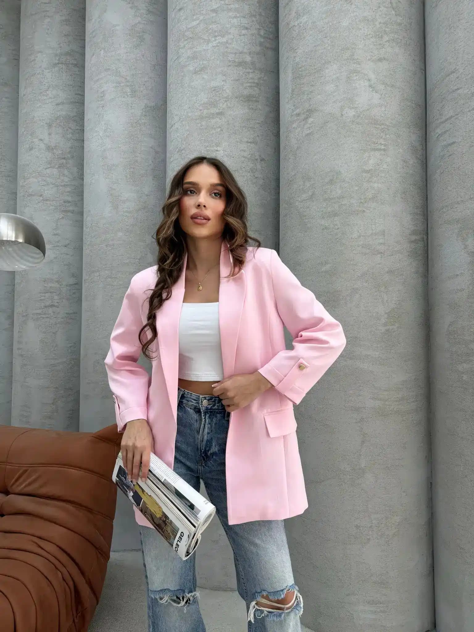Bershka Pembe Blazer Ceketleri: Şıklık ve Fonksiyonelliği Buluşturan Moda Trendleri