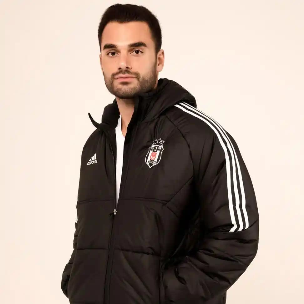 Beşiktaşlı Ceketlerin Soğuk İklimlerde Kullanımı ve Antarktis Kıyafetleri Arasındaki Farklar