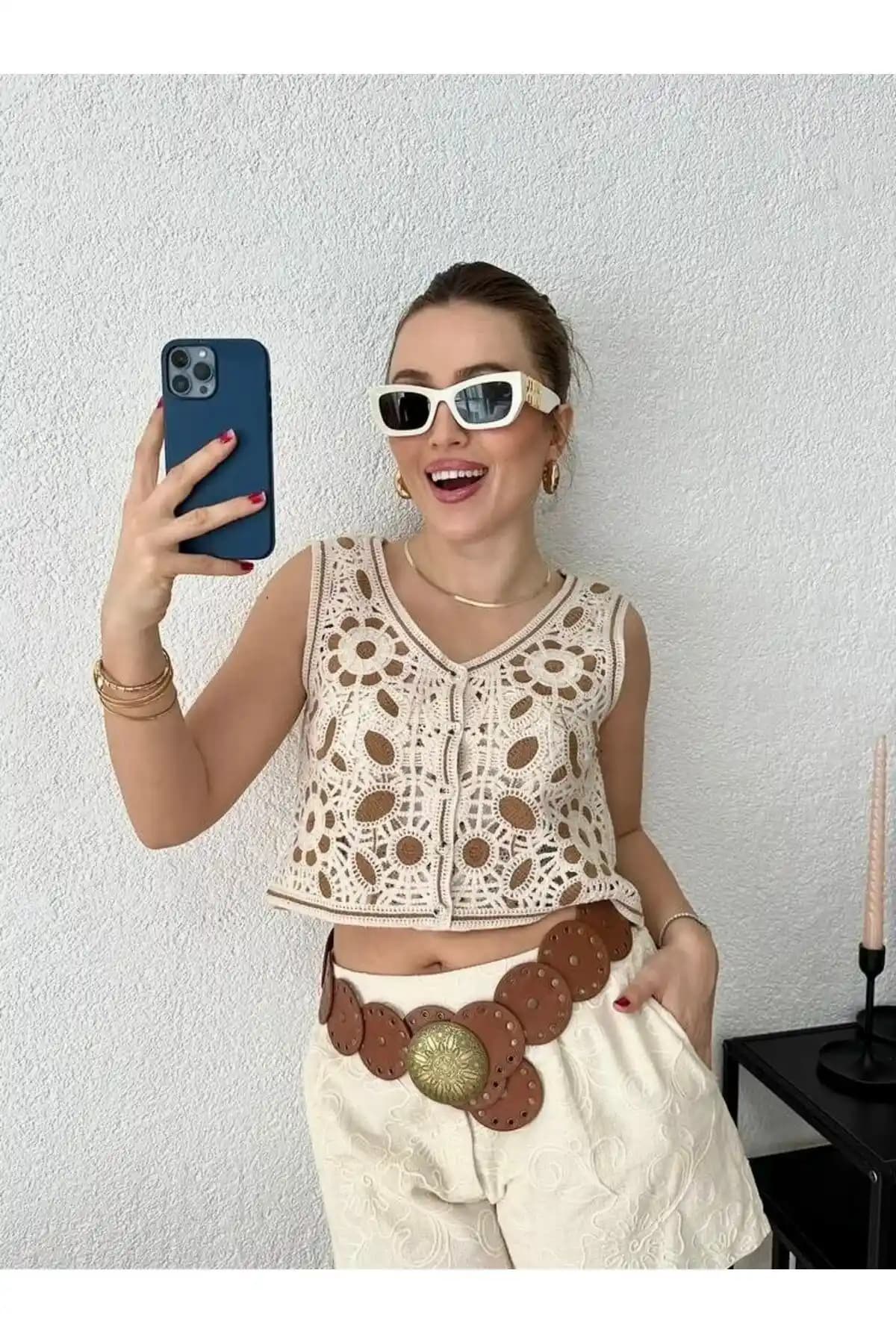 Crop Örgü Yelek Modası: Kısa Kesim ve Katmanlı Giyimde Yenilikçi Tasarımlar