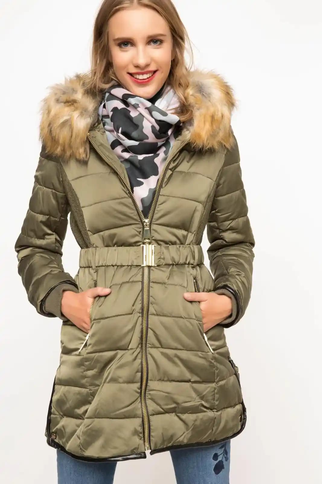 DeFacto Bayan Montları: Moda ve Fonksiyonellik Üzerine Kapsamlı Bir Değerlendirme