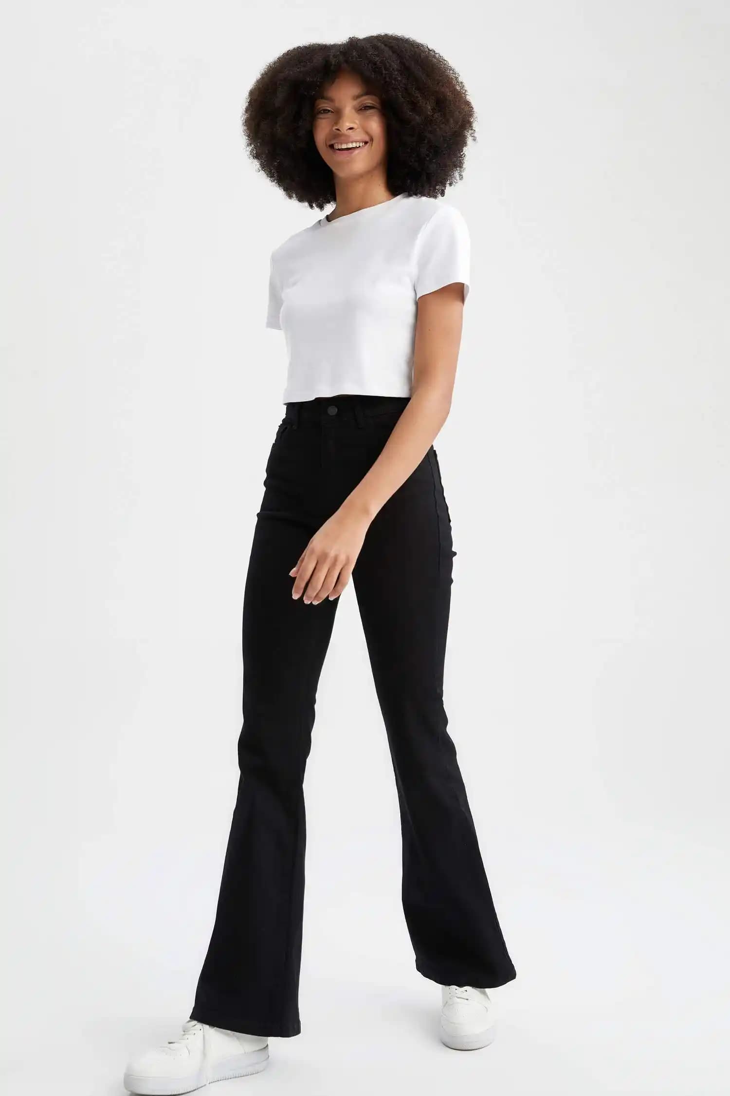 DeFacto İspanyol Paça Pantolonları: Modern Tasarım ve Rahat Kesimle Şıklık