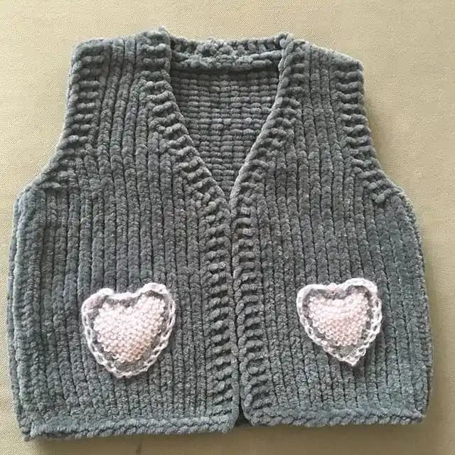 Kadife İpten Bebek Yeleği Modelleri: Konforlu ve Zarif Bebek Giyimi Seçenekleri