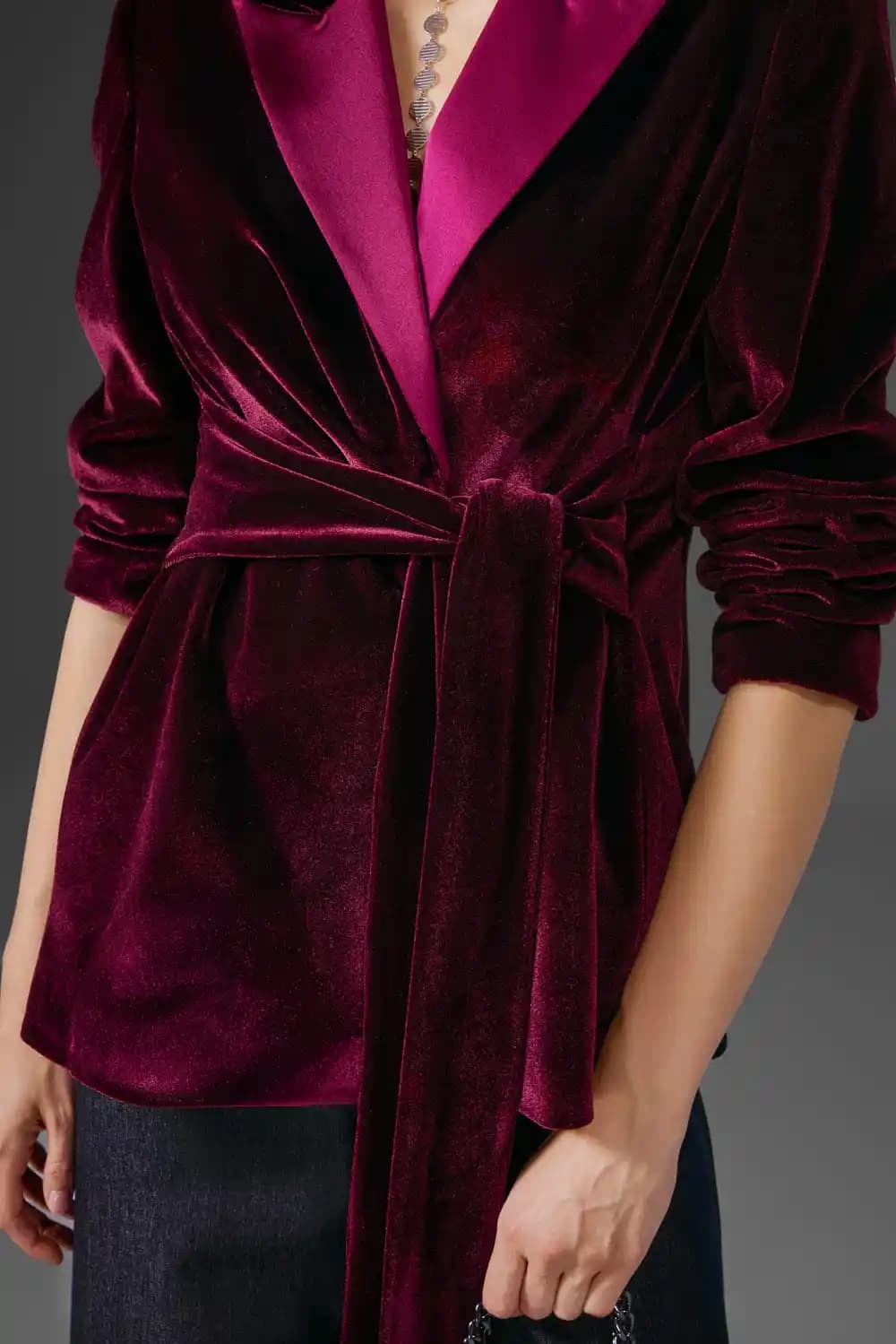 Kadife Kumaştan Elbise Modelleri: Zarif ve Şık Moda Seçenekleri