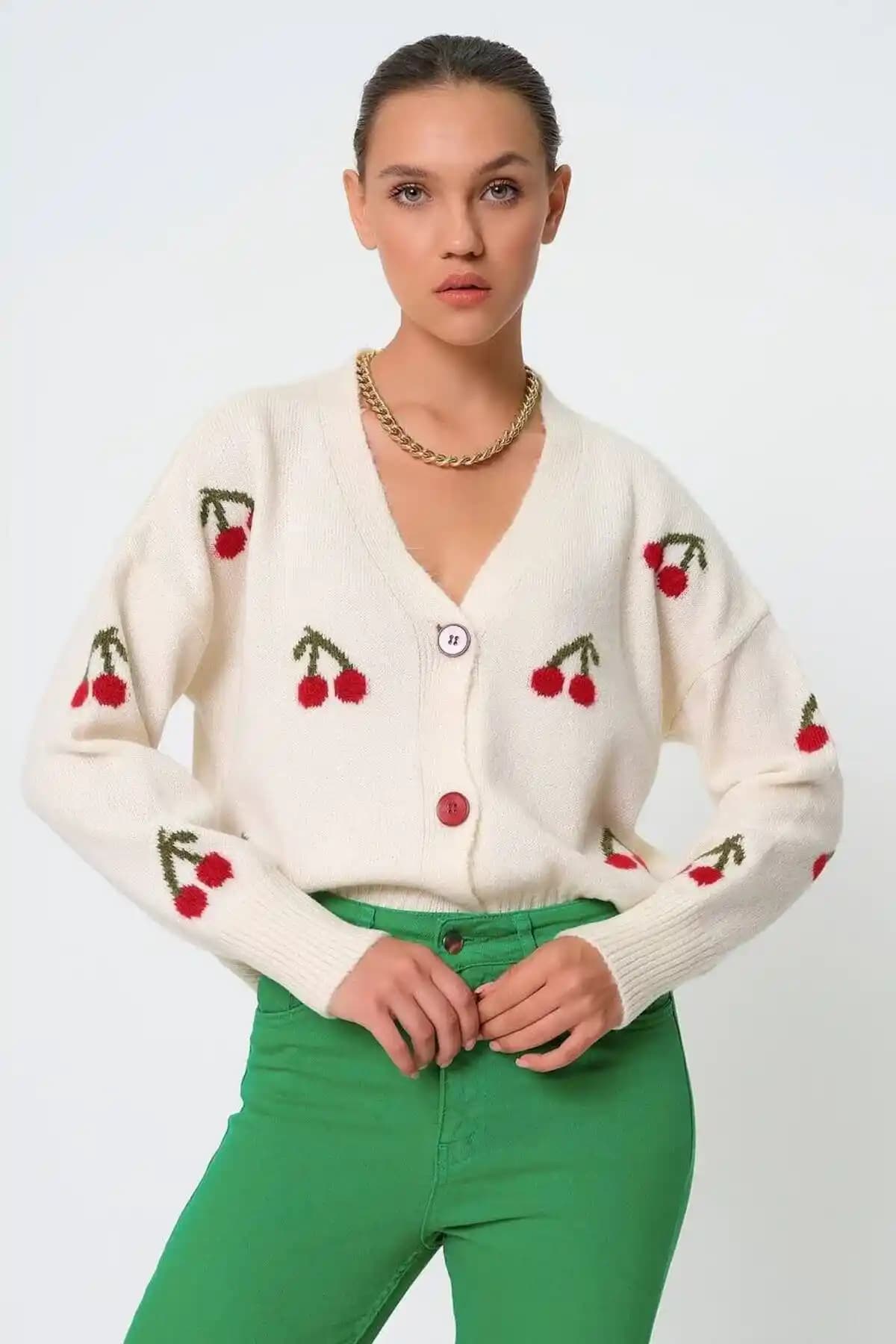 Kirazlı Siyah Hırkalar: El Örgüsü ve Triko Modellerle Şıklık ve Fonksiyon