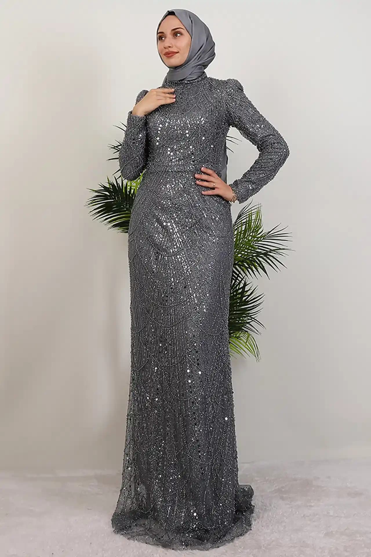 Koyu Gri Abiye Elbise: Moda ve Stil Üzerine Kısıtlı Bir İnceleme