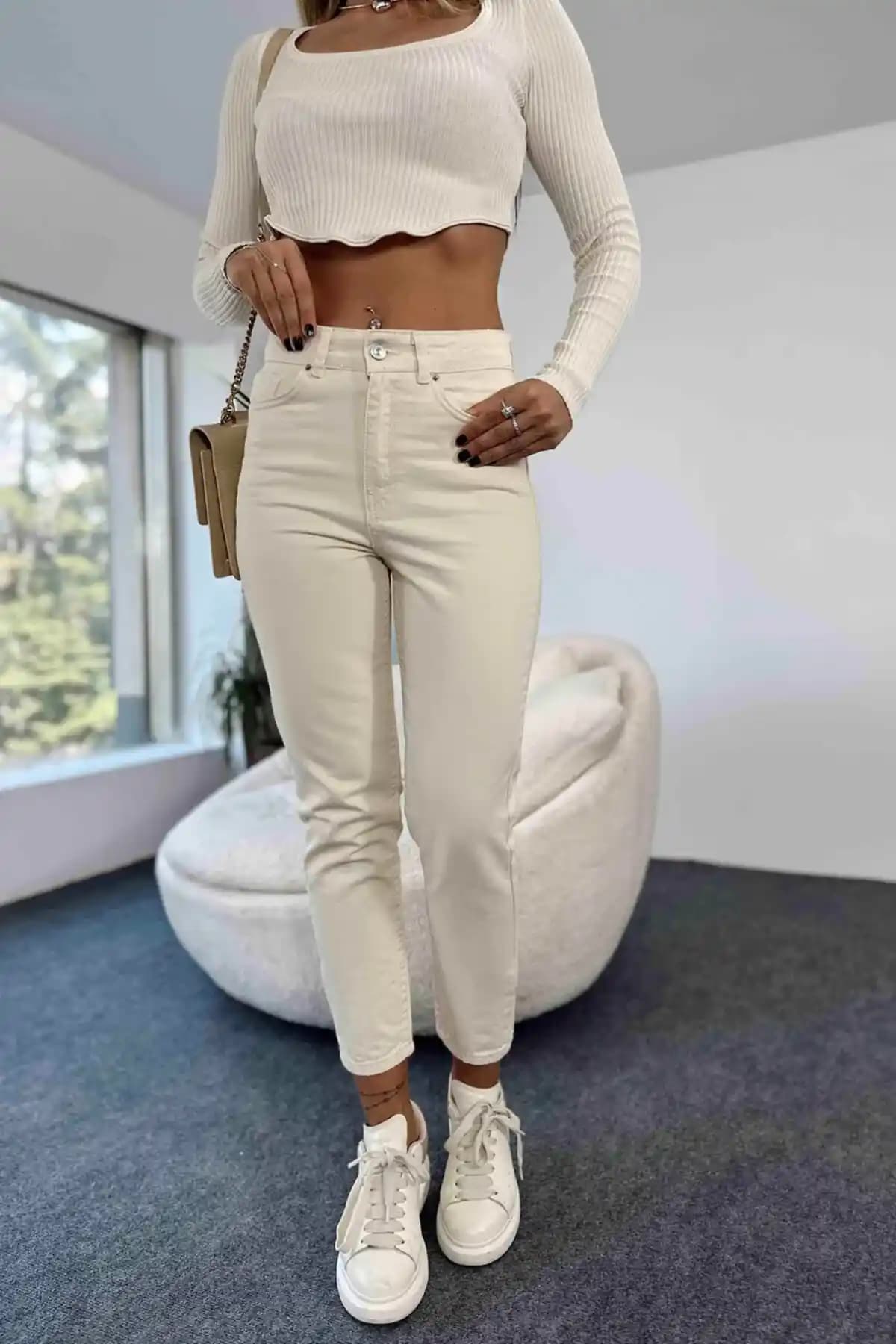 Krem Mom Jean Kombinleri: Çok Yönlü ve Zamansız Stil Önerileri 2024