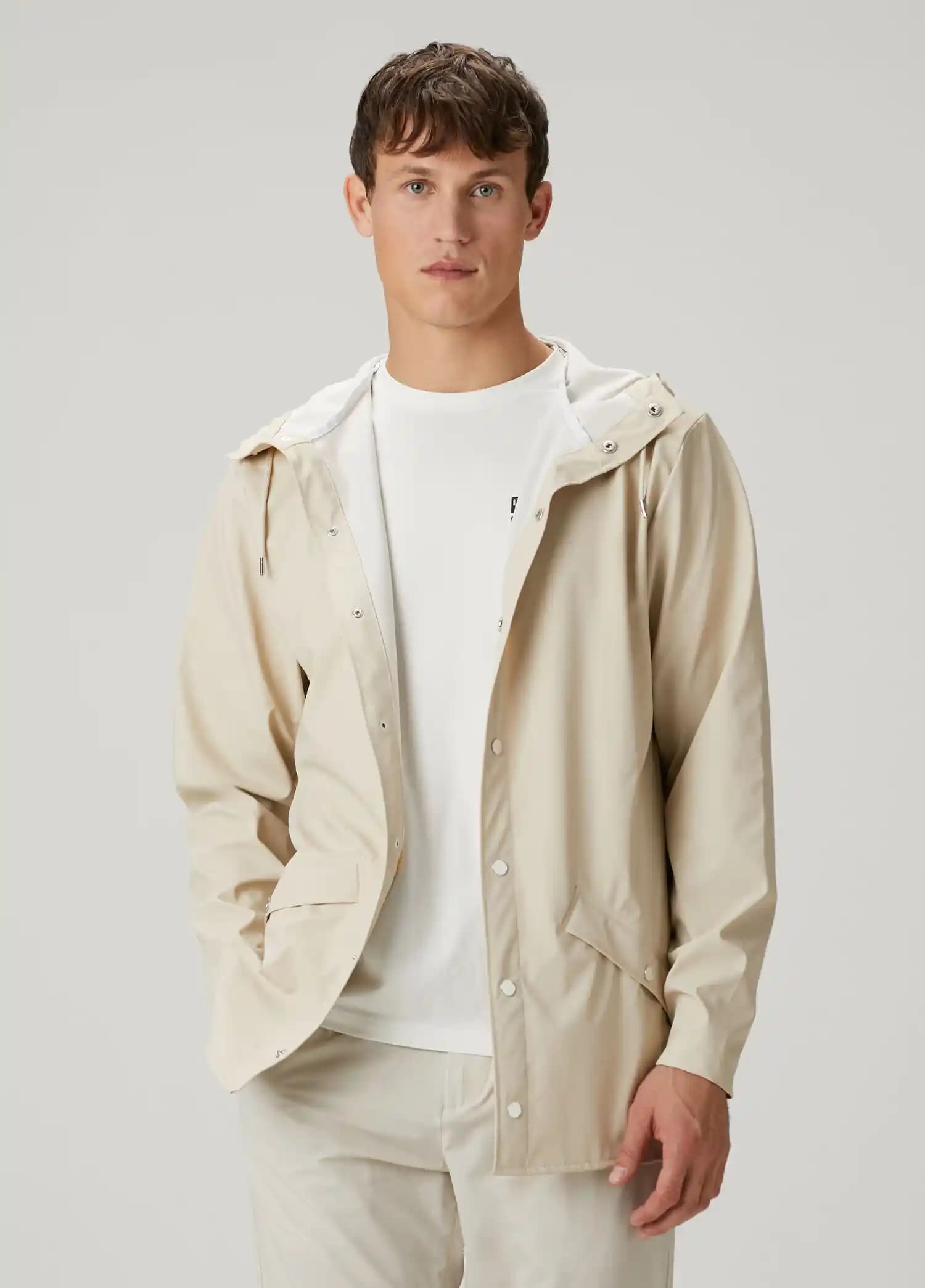 Krem Rengi Yağmurluklarda Nakış Tekniklerinin Moda ve Stil Üzerindeki Etkisi