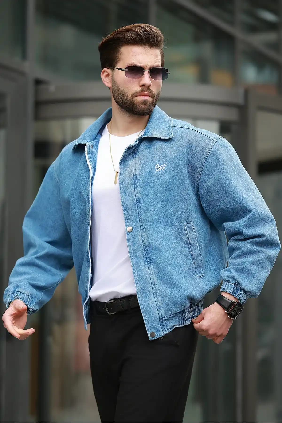 Mavi Kot Pantolonun Erkek Modasındaki Yeri ve Kombinasyon Önerileri