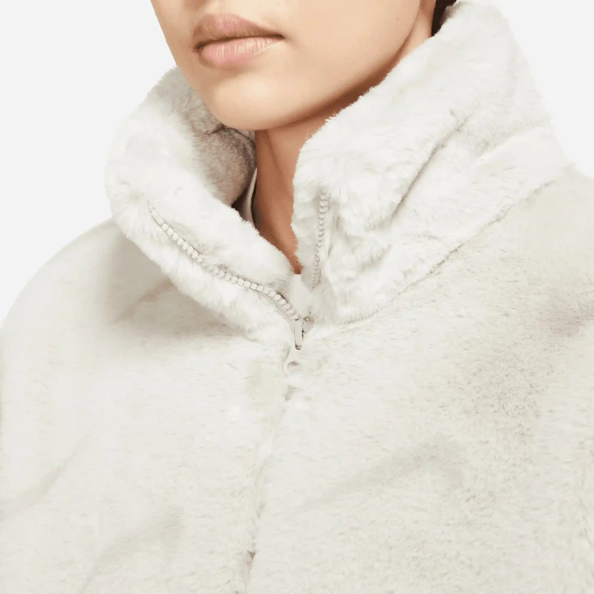 Nike Mont Peluş: Soğuk Havalarda Moda ve Konforun Buluştuğu Spor Giyim Ürünü