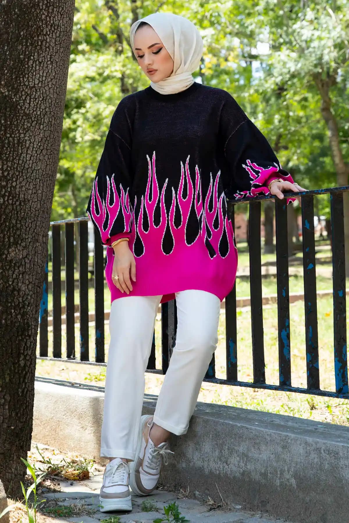 Pembe Kazak Kombinlerinde Tesettür Moda Perspektifi ve Pembe The Pink Cat Tasarımı