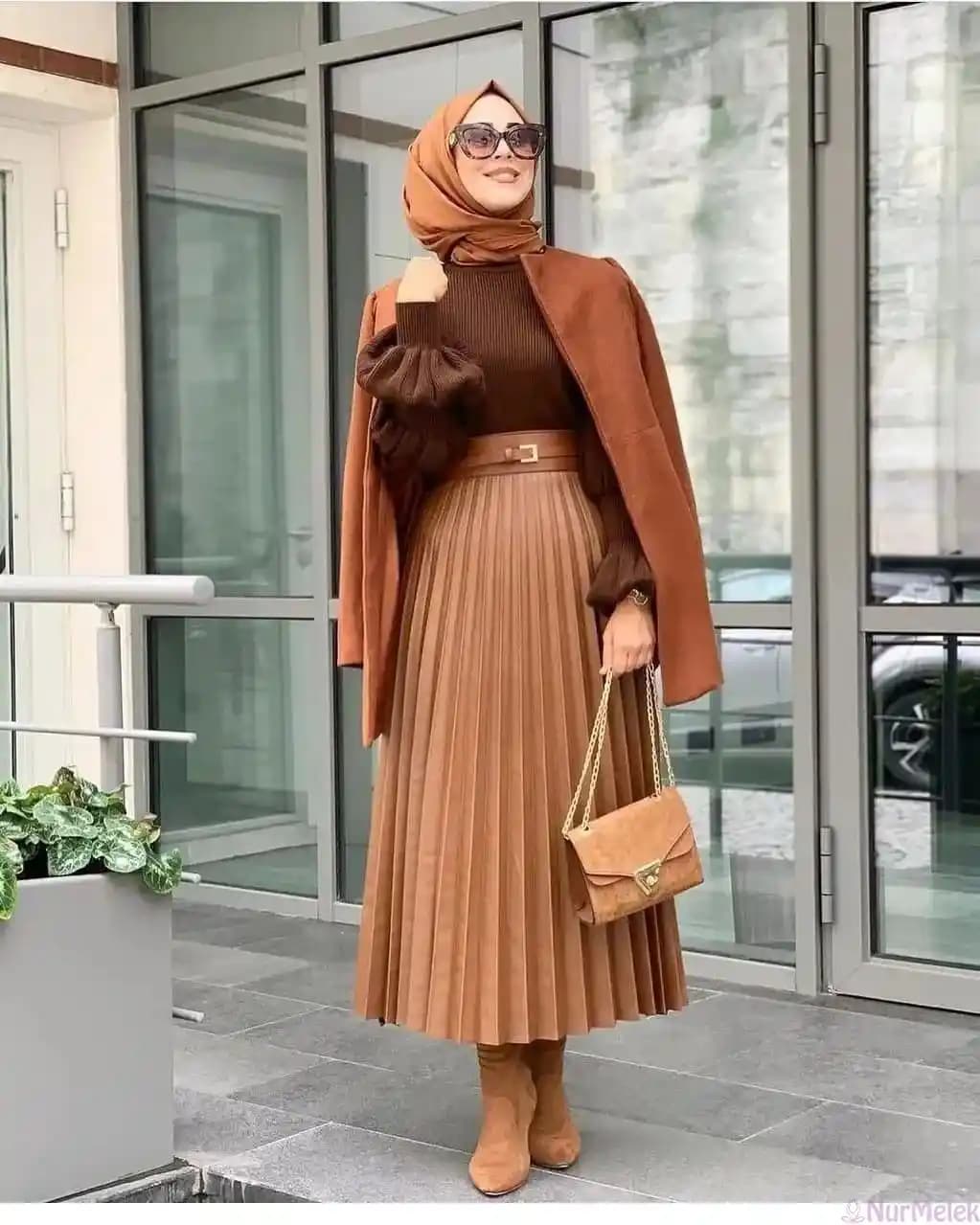 Pileli Etek Kombini Üzerine Sınırlı ve Genel Moda Değerlendirmesi