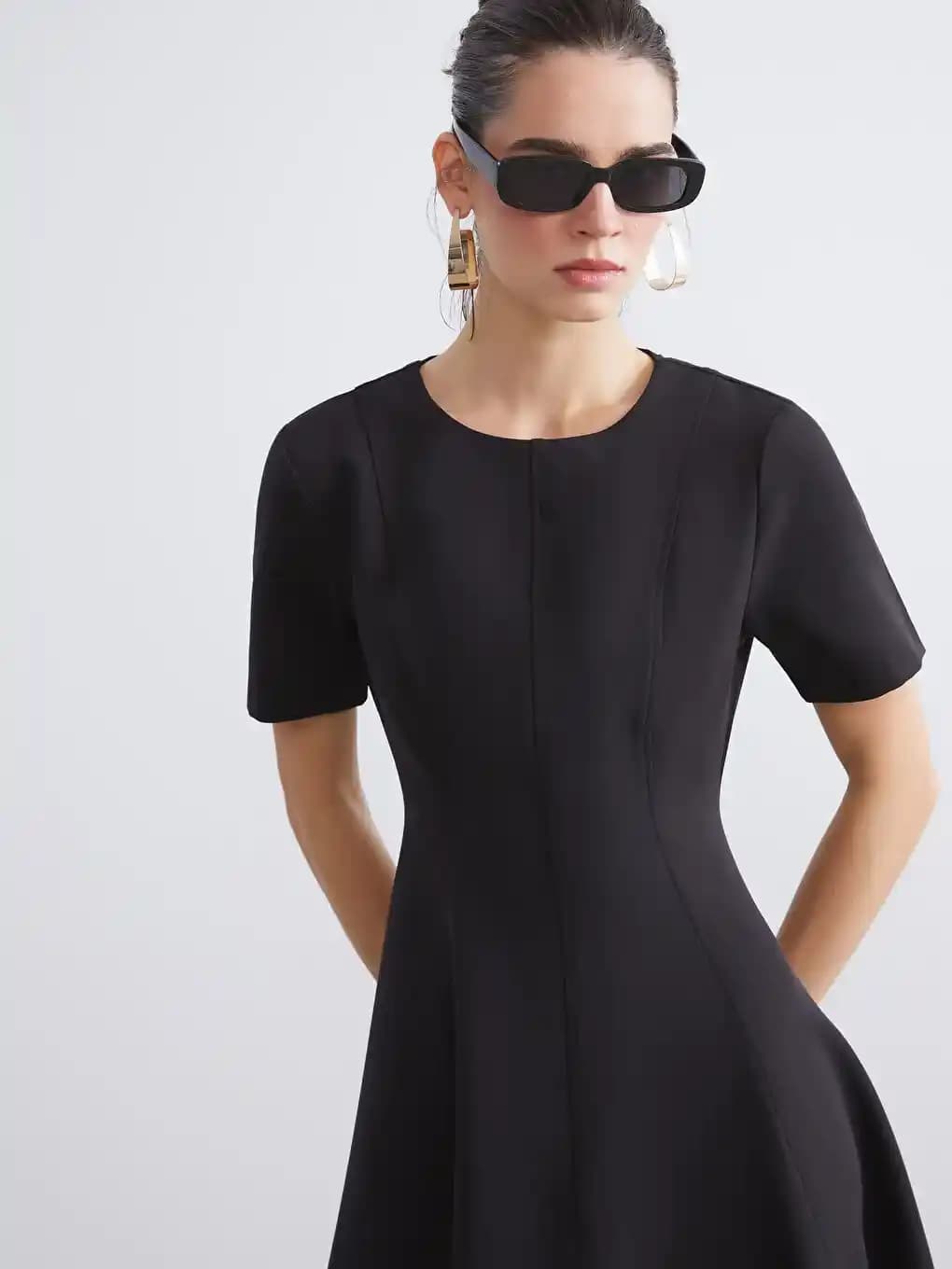 Sarah Engels ve Oturtmalı Elbise Modelleriyle Eurovision 2026 Sahne Modası