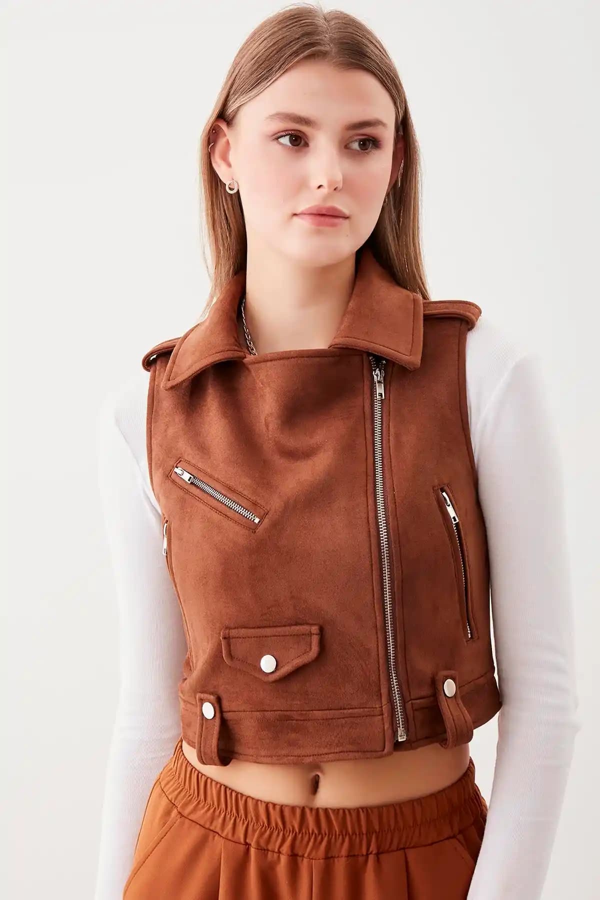 Süet Yelek Modelleri ve Özellikleri: Moda Dünyasında Şıklık ve Fonksiyonellik