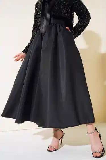 Tafta Etek Modelleri ve Kumaşın Moda Dünyasındaki Parlak ve Hacimli Özellikleri