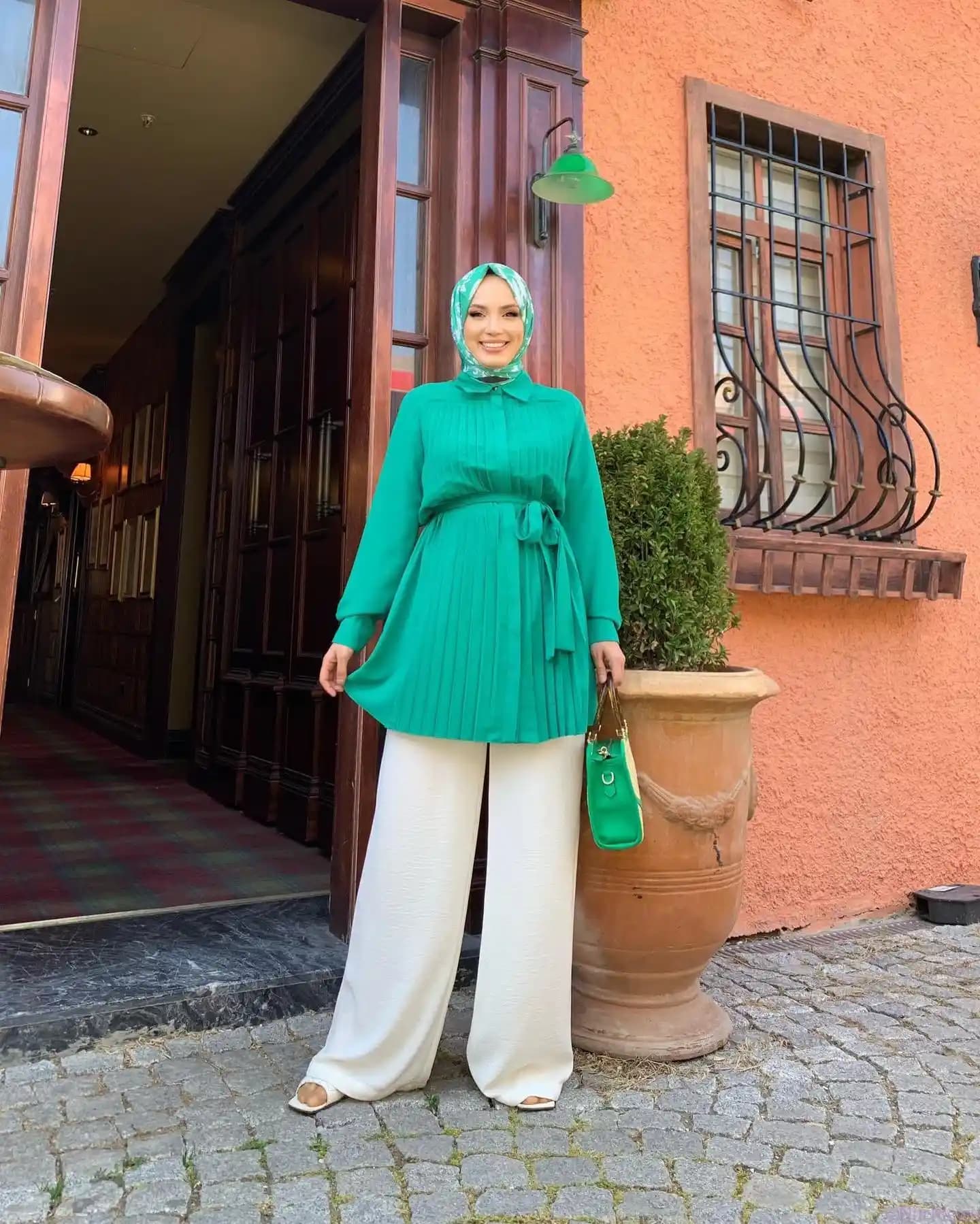 Tesettür Yeşil Gömlek Kombinleri: Renk ve Kumaş Uyumu ile Şık Stil Önerileri