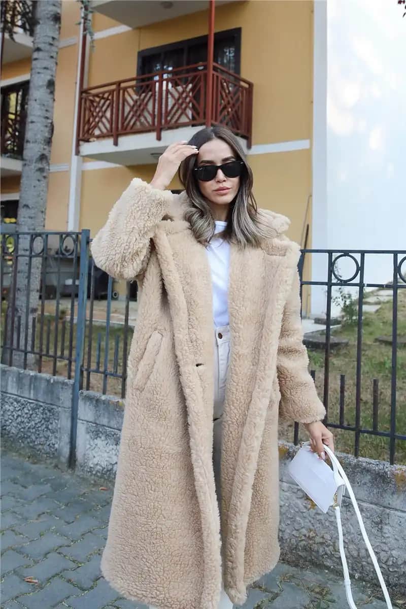 2024 Moda Trendleri: Uzun Peluş Kabanlar ile Şıklık ve Konforun Buluşması
