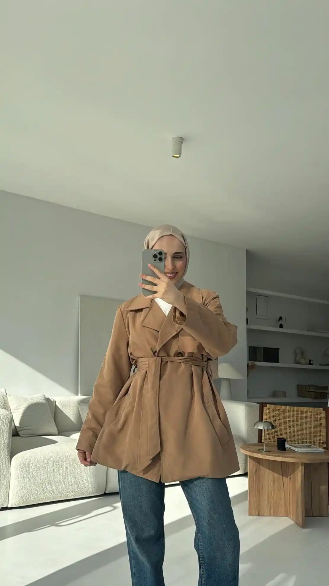 Astarlı Trençkotlar: Moda ve İşlevselliğin Birleştiği Güncel Trendler