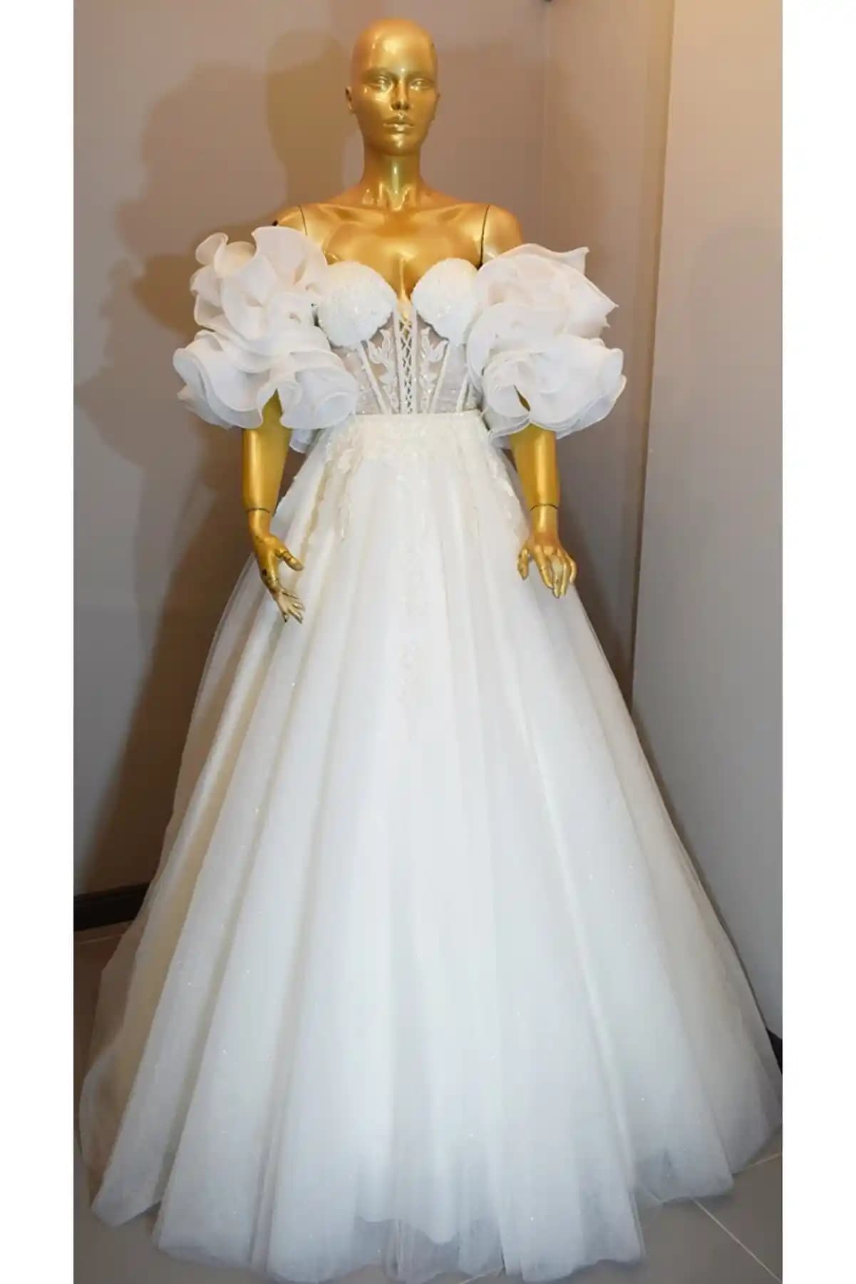 Beyaz Nikah Kıyafetleri: Seçim ve Stil İpuçlarıyla Unutulmaz Düğün Günü