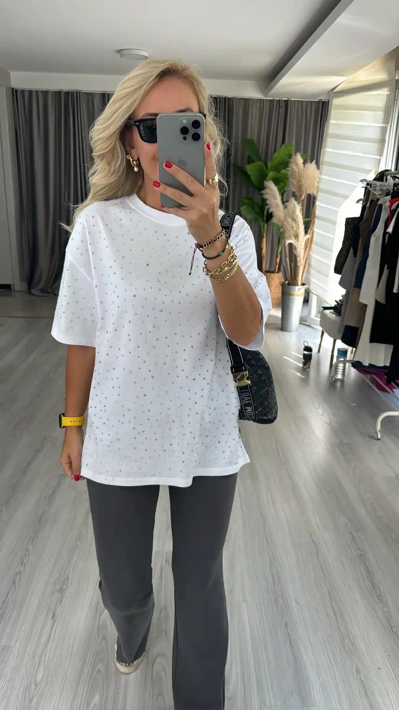 Beyaz Pamuklu Tişört: Moda Dünyasında Zamansız ve Çok Yönlü Bir Parça