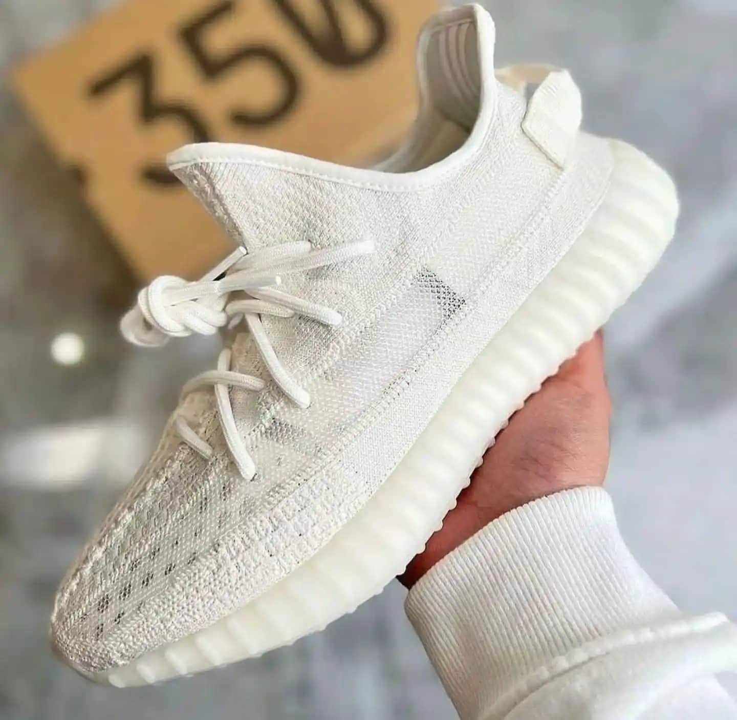 Beyaz Yeezy Modada Şıklık ve Yeniliğin Sembolü Olarak Güncel Trendler