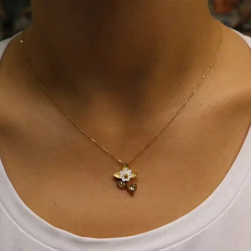 Çiçek Kolye Modelleri ve Moda Trendleri: Zarif ve Doğal Takı Seçenekleri