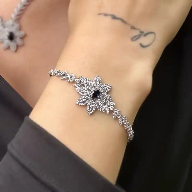 Çiçekli Bileklikler Moda Dünyasında Renkli ve Zarif Bir Dokunuş Sağlar