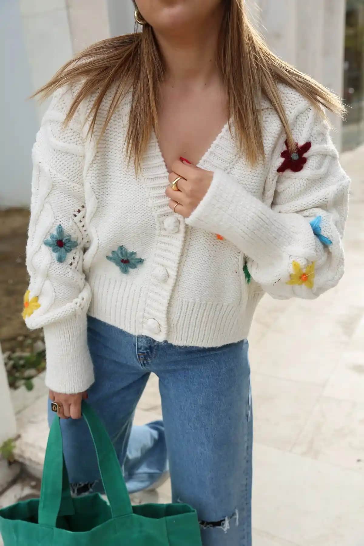 Çiçekli Hırka Modelleriyle Her Mevsime Uygun Şık ve Renkli Kombinasyonlar