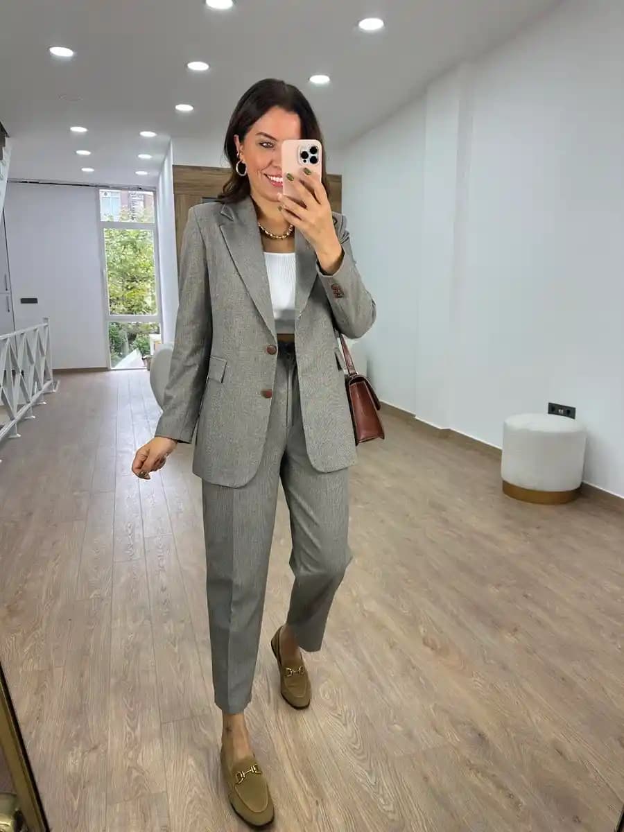 Çift Düğmeli Takım Elbise Modası: Stil ve Şıklığın Güncel Trendleri