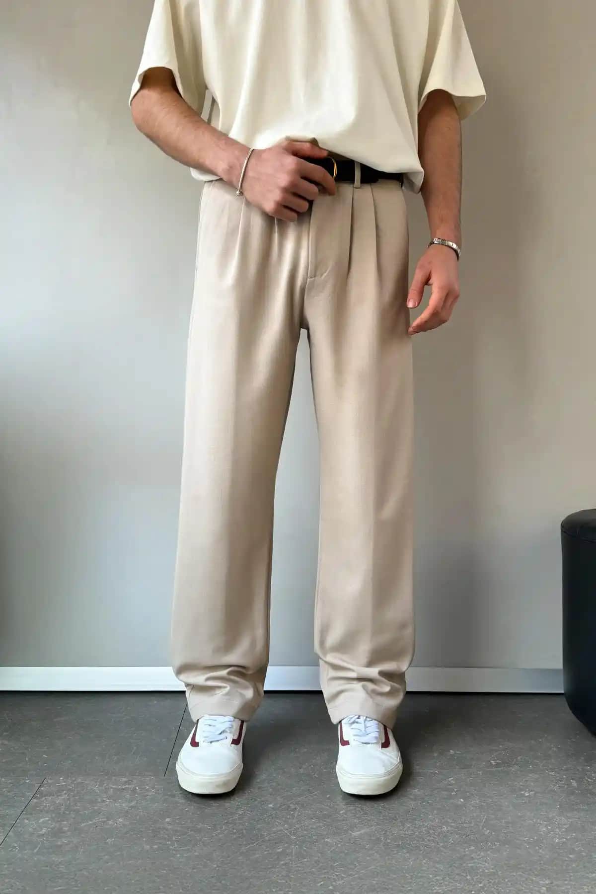 Çift Pileli Pantolon Nedir ve Moda Trendleriyle Uyumlu Şık Kombin Önerileri