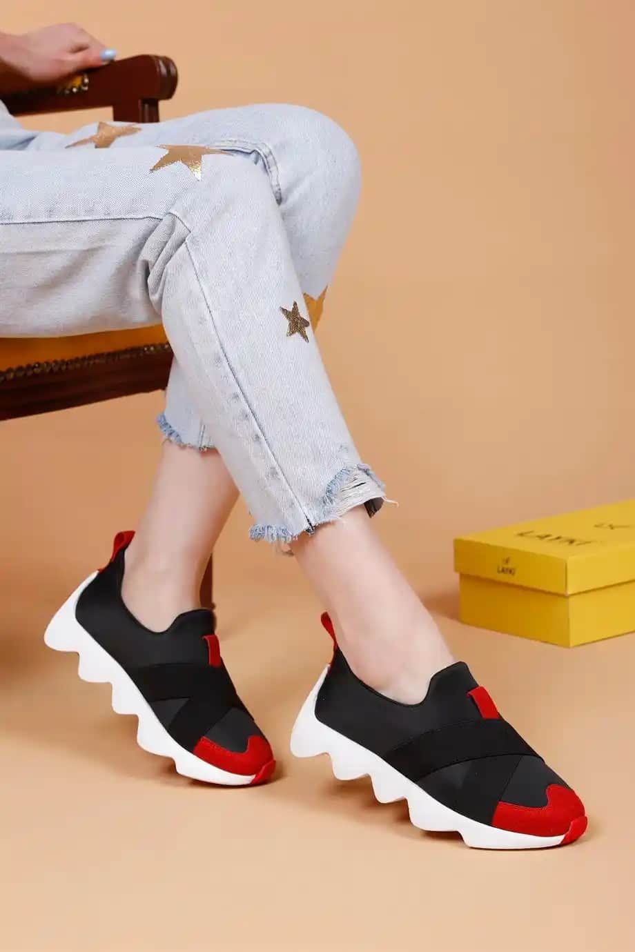 Çift Renkli Ayakkabılar: Moda Dünyasında Renklerin Gücü ve Stil Yansımaları