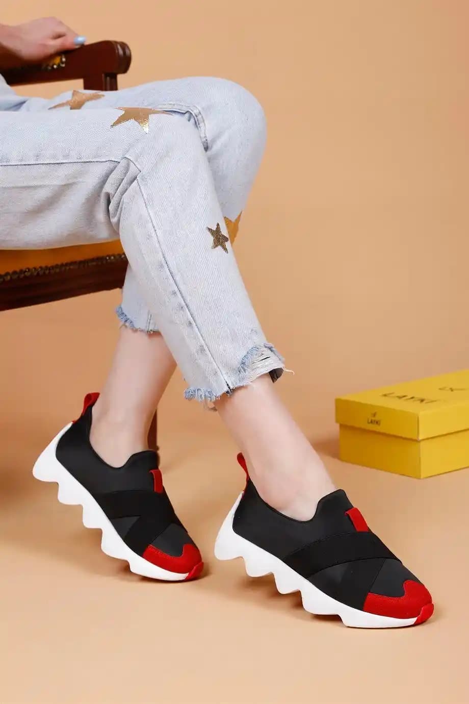 Çift Renkli Ayakkabılar: Moda Dünyasında Renklerin Gücü ve Stil Yansımaları