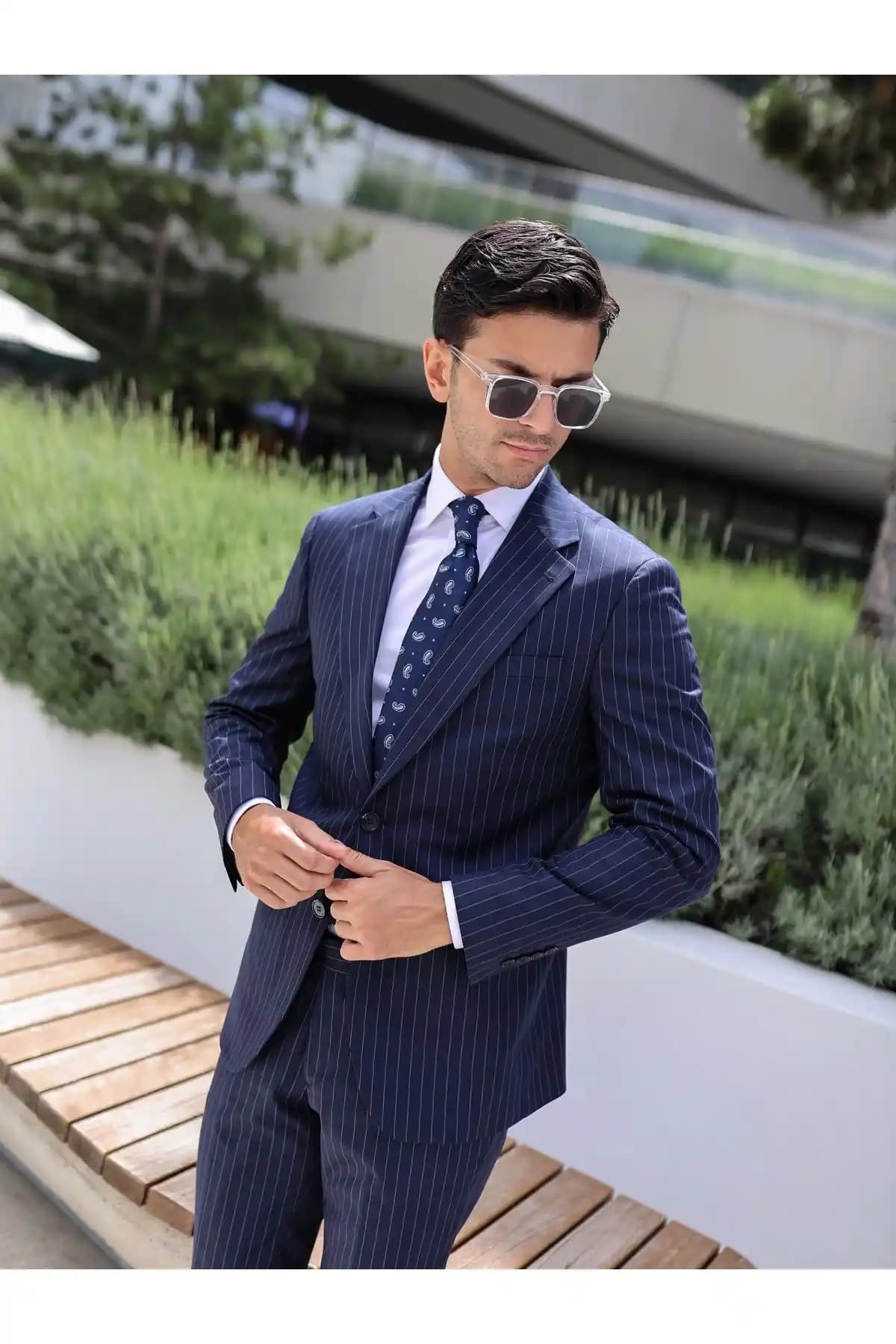 Çizgili Lacivert Takım Elbise: Zamansız ve Şık Bir Moda Parçası