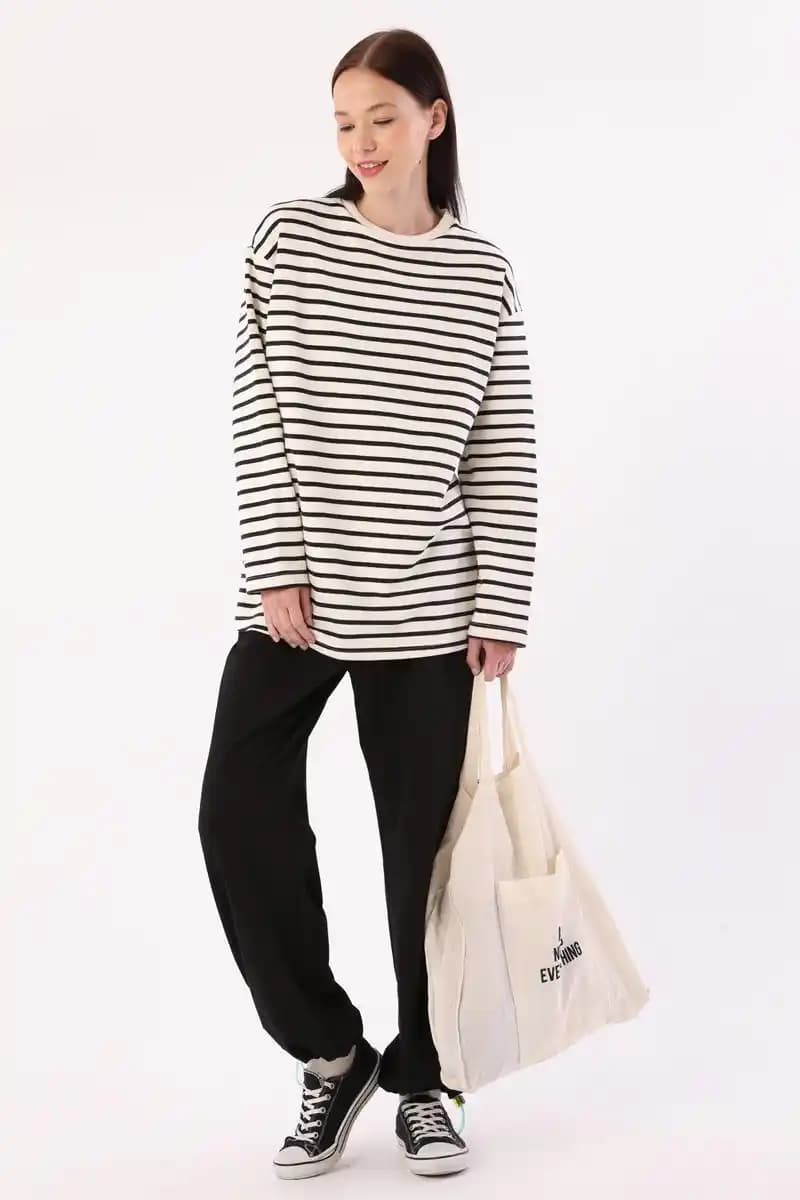 Çizgili Oversize Sweatshirtler: Rahatlık ve Şıklığın Modern Moda Yansıması