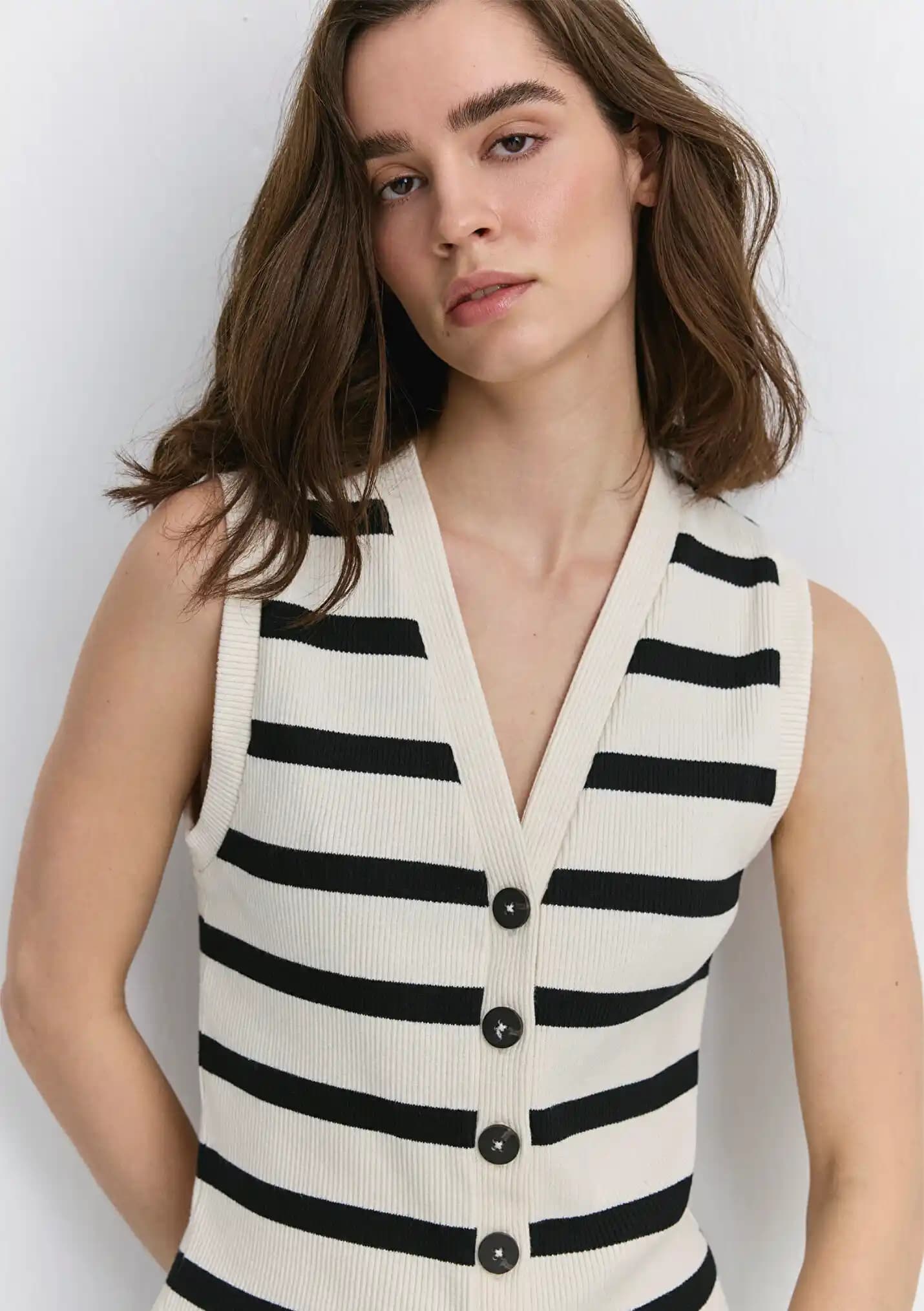 Çizgili Yelek Modelleri ve Kombinasyon İpuçlarıyla Stilinizi Yükseltin