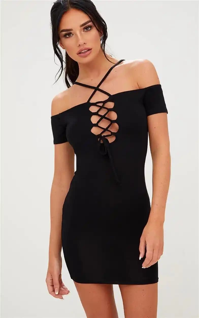 Çok Açık Kıyafetler Moda Dünyasında Kendini İfade Etmenin Cesur Yolu