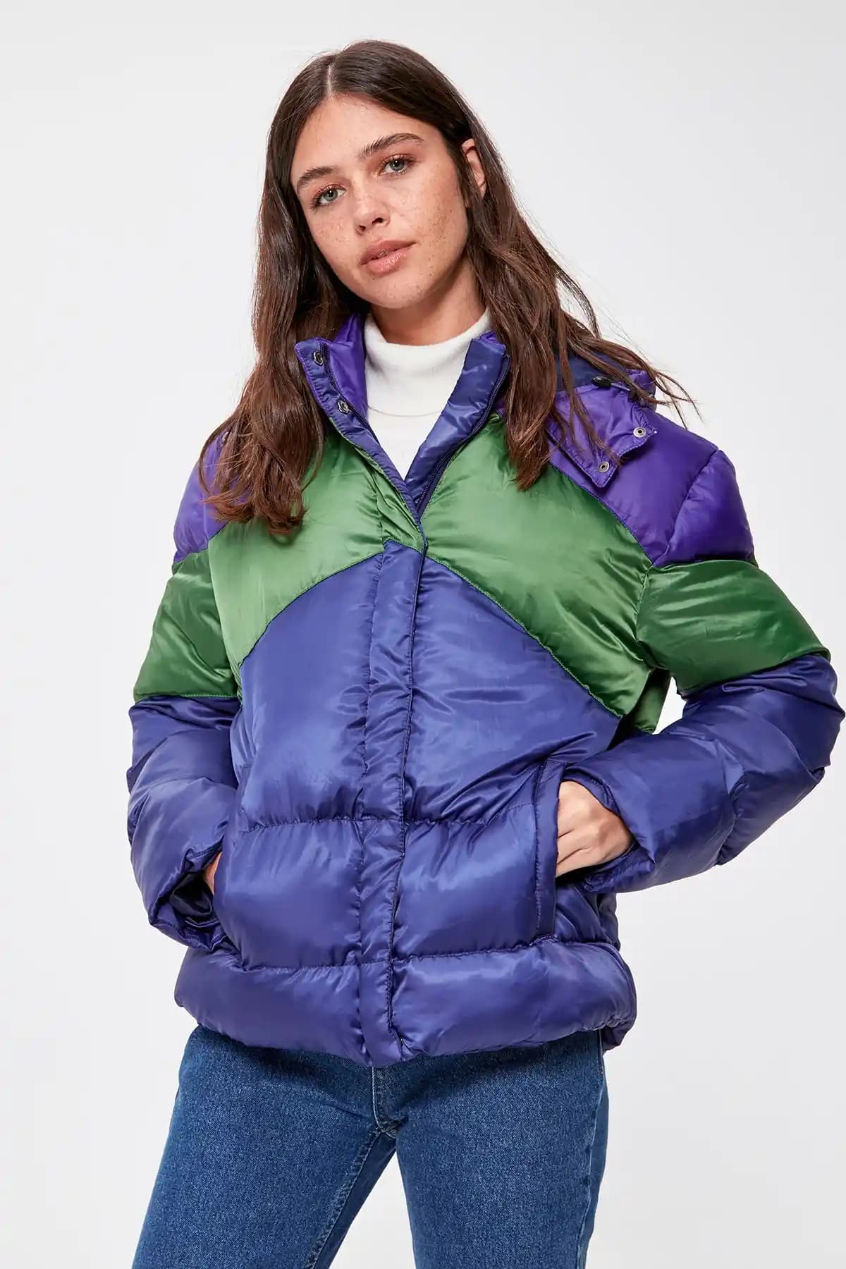 Çok Renkli Montlar ile Moda Dünyasında Renklerin Gücü ve Stil İpuçları