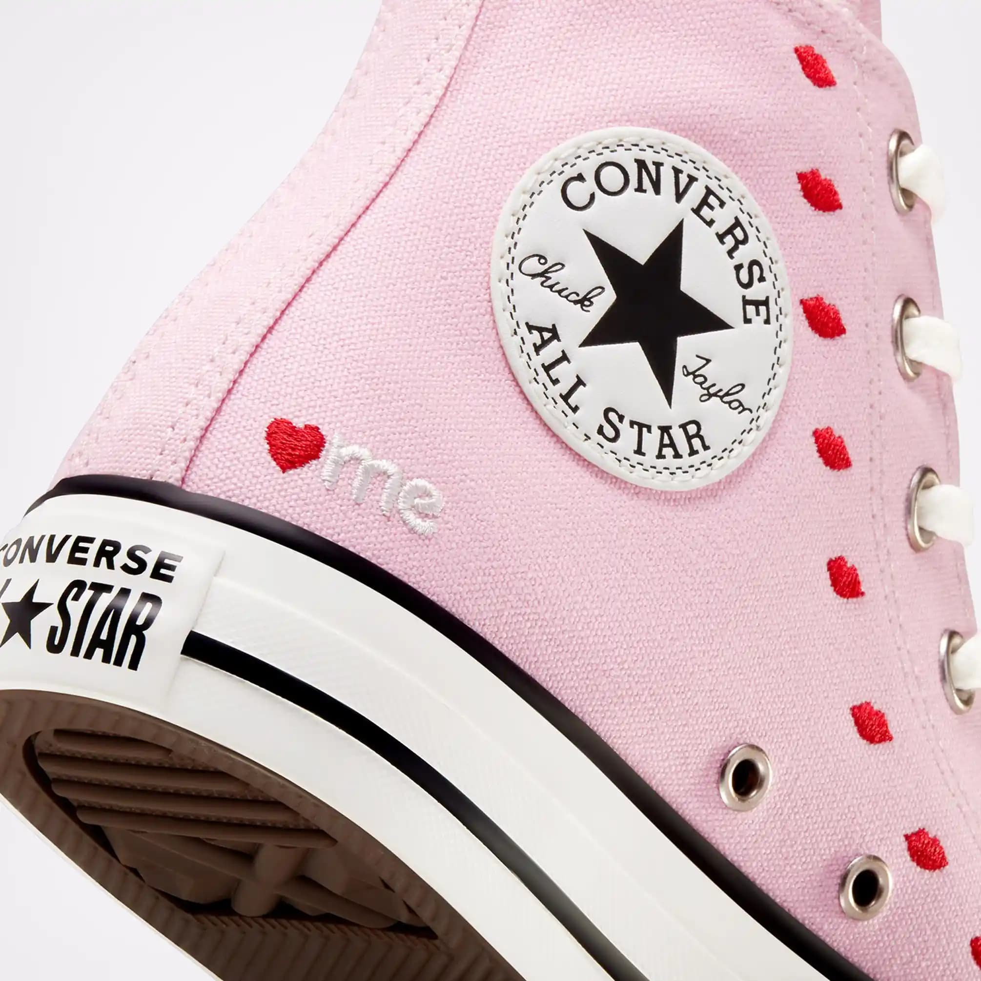 Converse ve Aşk Teması: Moda Dünyasında Sevgi ve Özgünlüğün Sembolü