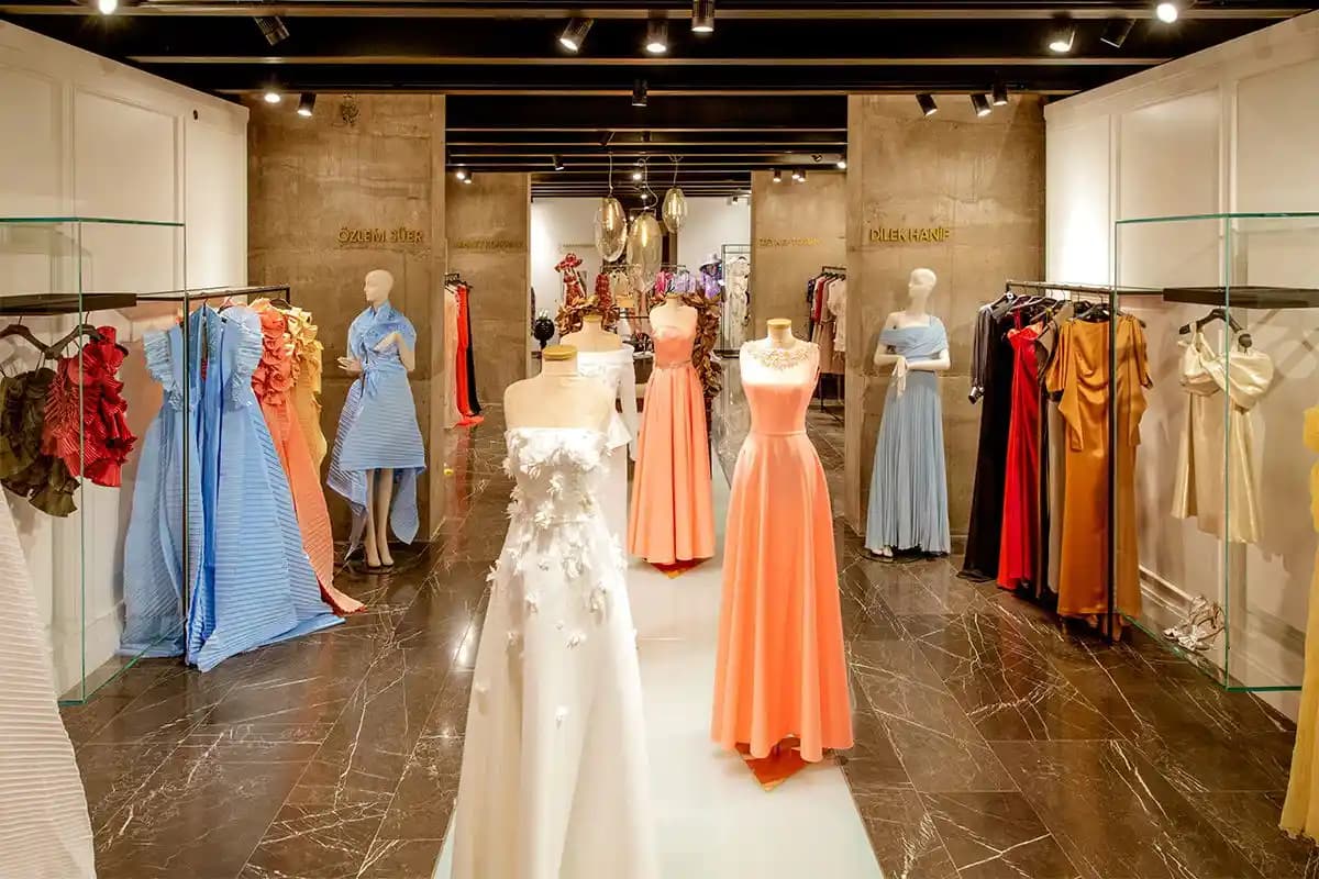 Çorlu Elbise Mağazaları: Moda Trendlerini Yansıtan Geniş Ürün Seçenekleri ve Alışveriş İpuçları