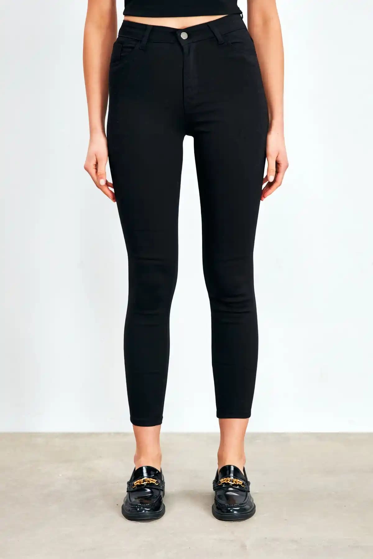 Dar Siyah Pantolon Modada Zamansız Şıklık ve Çok Yönlülük Özellikleri