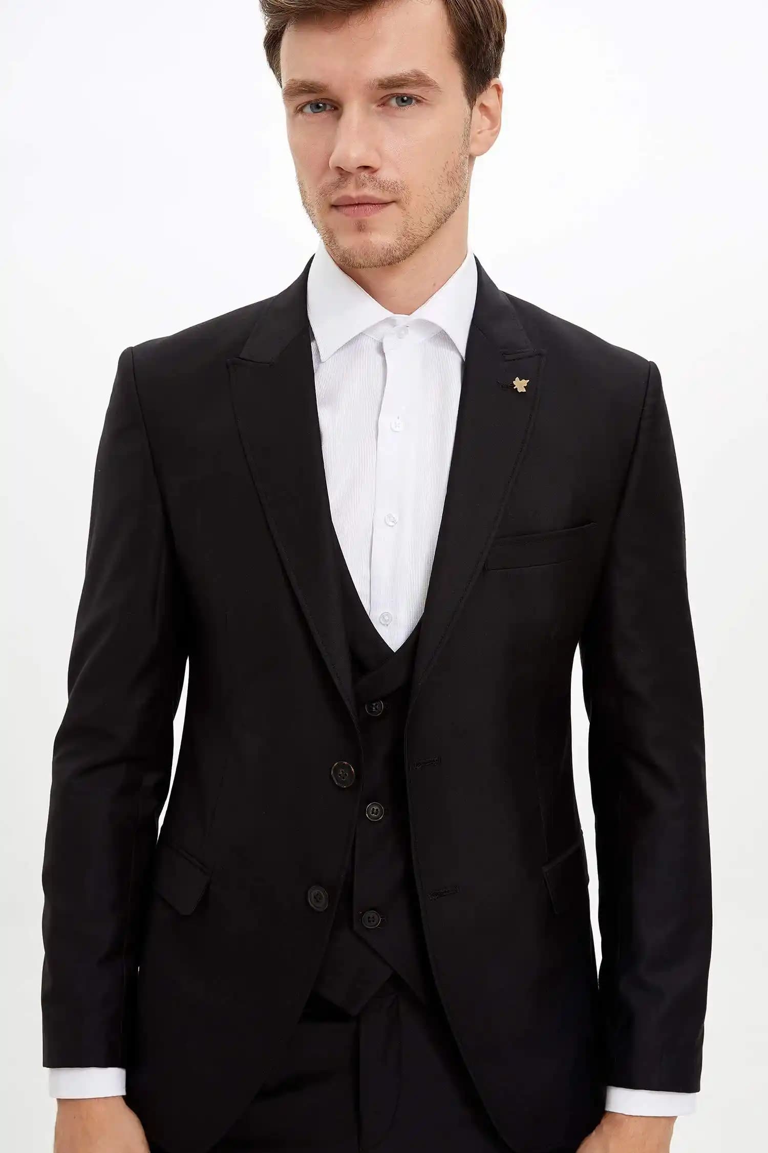 DeFacto ile Uygun Fiyatlı ve Şık Takım Elbise Koleksiyonlarıyla Tarzınızı Yansıtın