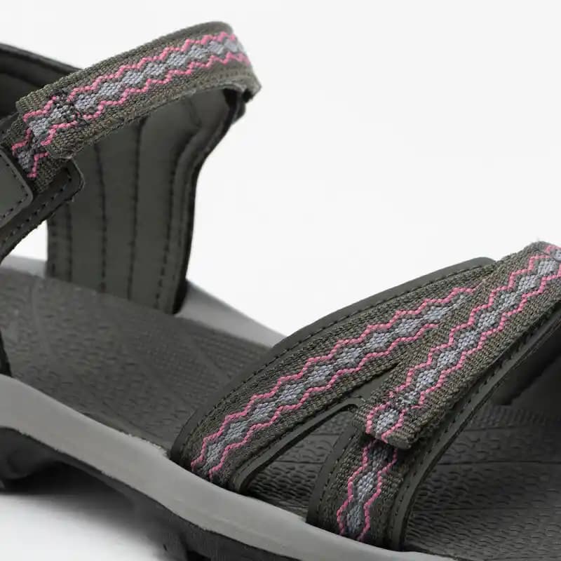 Doğada Şıklık ve Fonksiyonellik Sunan Kadınlar İçin En İyi Outdoor Sandaletler