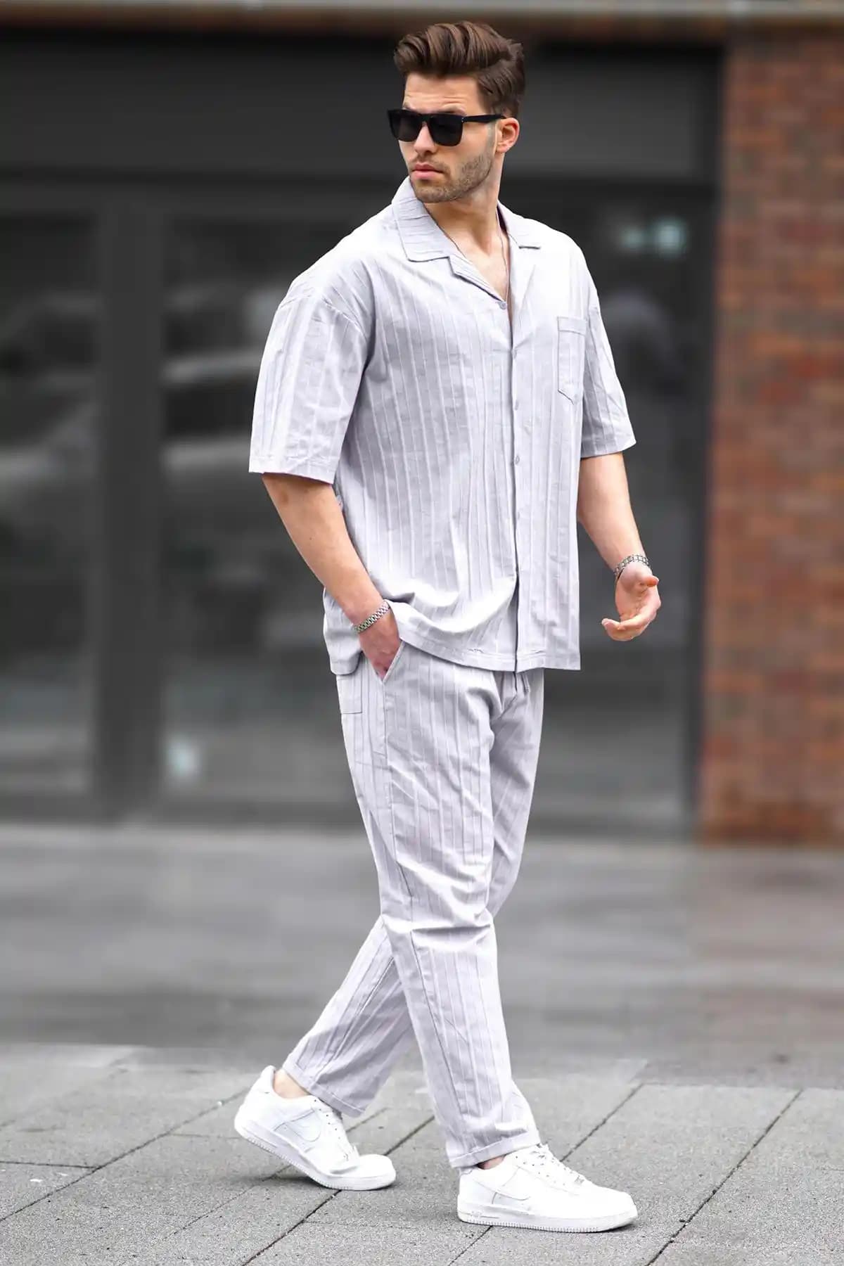 Erkek Moda Trendleri: Pantolon ve Gömlek Takımlarının Güncel Stil ve Kombinasyonları