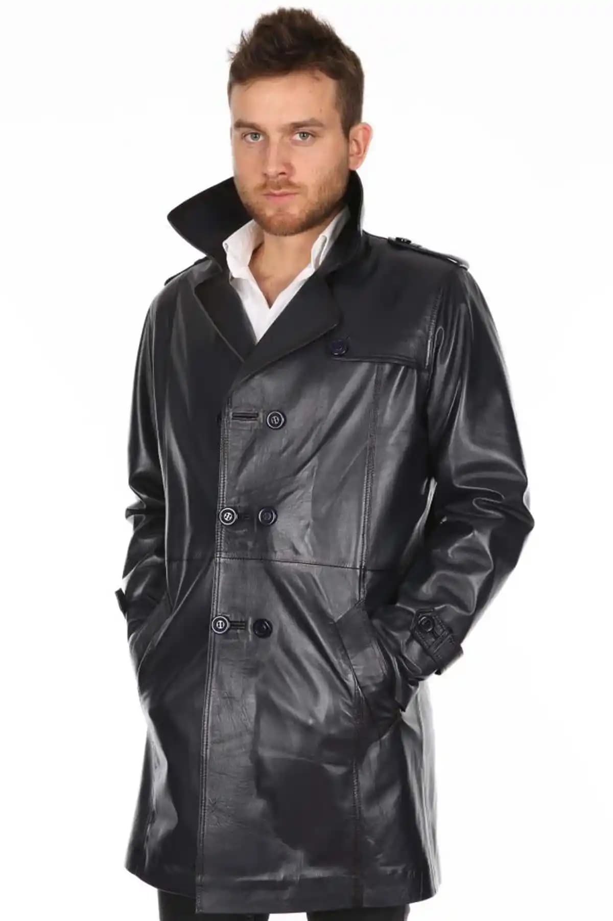 Erkek Modasında Çift Düğmeli Ceketler: Stil ve Fonksiyonelliğin Modern Buluşması