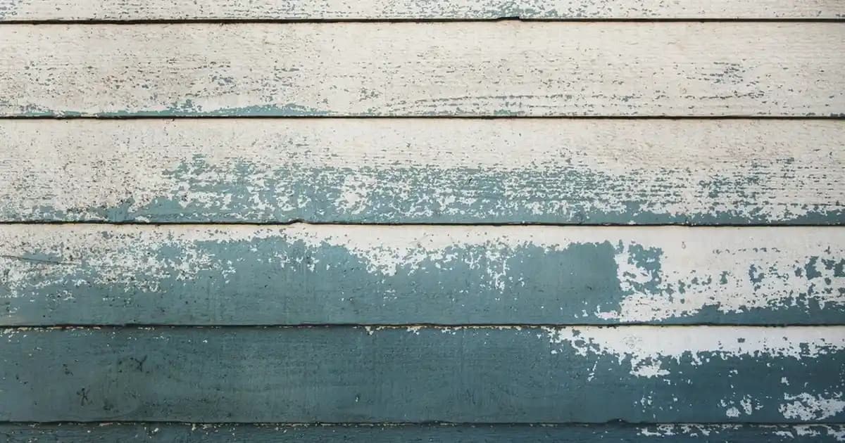 Erkek Modasında Deri Trençkotlar: Şıklık ve Fonksiyonelliği Bir Arada Sunan Parçalar