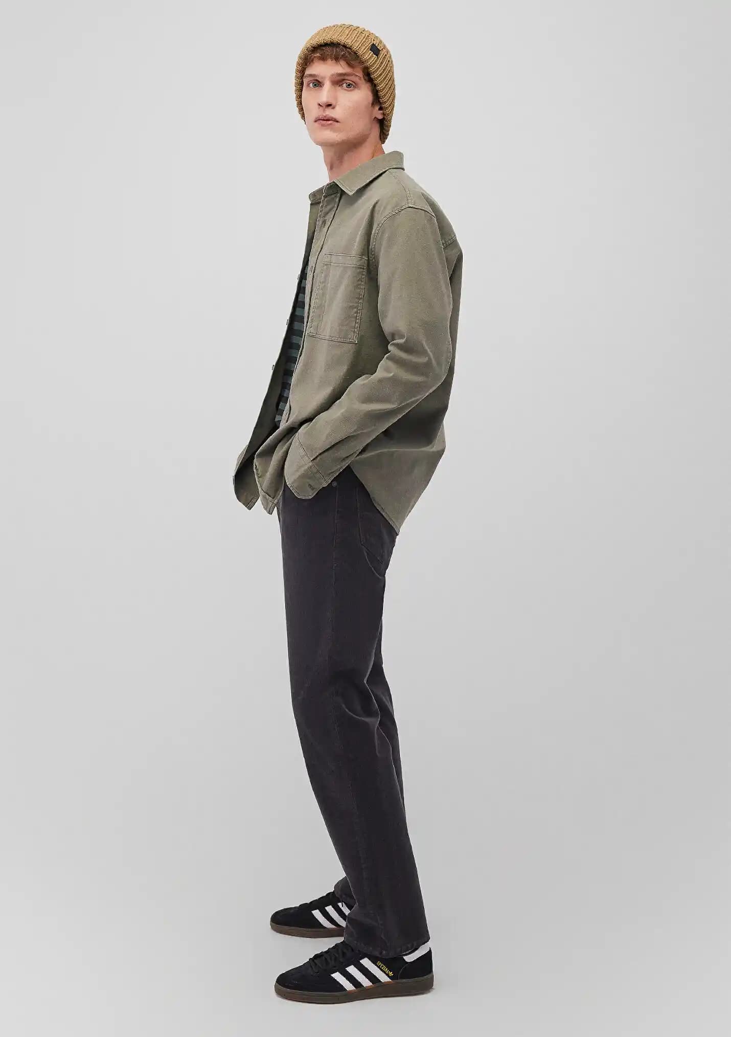 Erkek Modasında Kadife: Mavi Renkli Kadife Pantolonların Güncel Trendleri ve Stil İpuçları